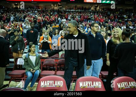 Präsident Barack Obama kommt, um seinen Platz für einen NCCA-Basketball für Männer zwischen der University of Maryland und der Oregon State University zu nehmen, 17. November 2013 im Comcast Center in College Park, MD, USA. Obamas Schwager Craig Robinson ist Cheftrainer des Oregon State Teams. Foto von Drew Angerer/Pool/ABACAPRESS.COM Stockfoto