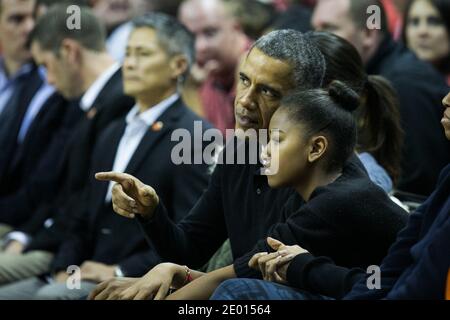 Präsident Barack Obama spricht mit Tochter Sasha während eines NCCA-Basketballs für Männer zwischen der University of Maryland und der Oregon State University am 17. November 2013 im Comcast Center in College Park, MD, USA. Obamas Schwager Craig Robinson ist Cheftrainer des Oregon State Teams. Foto von Drew Angerer/Pool/ABACAPRESS.COM Stockfoto