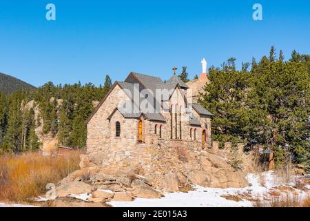 Allenspark, Colorado - 29. November 2020: Kapelle der heiligen Katharina von Siena, auch bekannt als Kapelle auf dem Felsen Stockfoto