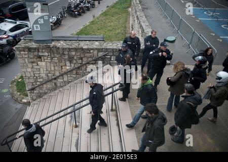 Die Polizei steht Wachen vor dem Hauptquartier von Radio France, das am 18. November 2013 das Maison de la Radio in Paris, Frankreich, errichtet. Drei Tage nach einer Schießerei im BFM-TV-Nachrichtensender eröffnete heute ein Schütze das Feuer in der Lobby eines französischen Zeitungsbüros Liberation in Paris. Foto von Nicolas Messyasz/ABACAPRESS.COM Stockfoto