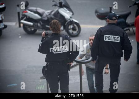 Die Polizei steht Wachen vor dem Hauptquartier von Radio France, das am 18. November 2013 das Maison de la Radio in Paris, Frankreich, errichtet. Drei Tage nach einer Schießerei im BFM-TV-Nachrichtensender eröffnete heute ein Schütze das Feuer in der Lobby eines französischen Zeitungsbüros Liberation in Paris. Foto von Nicolas Messyasz/ABACAPRESS.COM Stockfoto