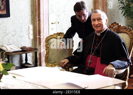 Der italienische Erzbischof Pietro Parolin, neuer Staatssekretär des Vatikans im Vatikan am 18. November 2013. Als Staatssekretär wird Parolin die Nummer zwei im Vatikan innehat. Mit 58 Jahren ist er 27 Jahre lang in der Diplomatie des Vatikans tätig. Er folgt auf Kardinal Tarcisio Bertone, der für viele der Gaffen und Probleme des Papsttums von Benedikt XVI. Verantwortlich gemacht wurde Foto von ABACAPRESS.COM Stockfoto