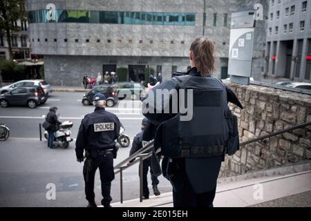 Die Polizei steht Wachen vor dem Hauptquartier von Radio France, das am 18. November 2013 das Maison de la Radio in Paris, Frankreich, errichtet. Drei Tage nach einer Schießerei im BFM-TV-Nachrichtensender eröffnete heute ein Schütze das Feuer in der Lobby eines französischen Zeitungsbüros Liberation in Paris. Foto von Nicolas Messyasz/ABACAPRESS.COM Stockfoto