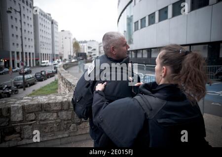 Die Polizei steht Wachen vor dem Hauptquartier von Radio France, das am 18. November 2013 das Maison de la Radio in Paris, Frankreich, errichtet. Drei Tage nach einer Schießerei im BFM-TV-Nachrichtensender eröffnete heute ein Schütze das Feuer in der Lobby eines französischen Zeitungsbüros Liberation in Paris. Foto von Nicolas Messyasz/ABACAPRESS.COM Stockfoto