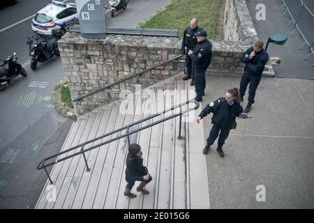 Die Polizei steht Wachen vor dem Hauptquartier von Radio France, das am 18. November 2013 das Maison de la Radio in Paris, Frankreich, errichtet. Drei Tage nach einer Schießerei im BFM-TV-Nachrichtensender eröffnete heute ein Schütze das Feuer in der Lobby eines französischen Zeitungsbüros Liberation in Paris. Foto von Nicolas Messyasz/ABACAPRESS.COM Stockfoto