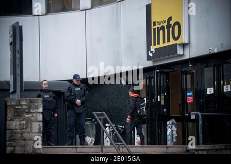 Die Polizei steht Wachen vor dem Hauptquartier von Radio France, das am 18. November 2013 das Maison de la Radio in Paris, Frankreich, errichtet. Drei Tage nach einer Schießerei im BFM-TV-Nachrichtensender eröffnete heute ein Schütze das Feuer in der Lobby eines französischen Zeitungsbüros Liberation in Paris. Foto von Nicolas Messyasz/ABACAPRESS.COM Stockfoto