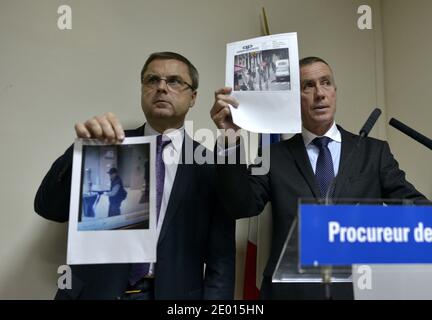 Der französische Staatsanwalt Francois Molins und der Direktor der Pariser Justizpolizei Christian Flaesch bei einer Pressekonferenz, auf der ein Bild des Schützen gezeigt wird, der in der Lobby des französischen Zeitungsbüros Liberation das Feuer eröffnete, Er verletzte einen Assistenten des Fotografen ernsthaft und eröffnete das Feuer vor dem Vorstadthauptsitz der Societe Generale im Geschäftsviertel La Defense, bevor er am 18. November 2013 ein Auto entnahm, um ihn zur Champs-Elysees Avenue zu bringen, heute in Paris, Frankreich. Foto von Mousse/ABACAPRESS.COM Stockfoto