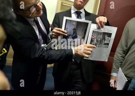 Der französische Staatsanwalt Francois Molins und der Direktor der Pariser Justizpolizei Christian Flaesch bei einer Pressekonferenz, auf der ein Bild des Schützen gezeigt wird, der in der Lobby des französischen Zeitungsbüros Liberation das Feuer eröffnete, Er verletzte einen Assistenten des Fotografen ernsthaft und eröffnete das Feuer vor dem Vorstadthauptsitz der Societe Generale im Geschäftsviertel La Defense, bevor er am 18. November 2013 ein Auto entnahm, um ihn zur Champs-Elysees Avenue zu bringen, heute in Paris, Frankreich. Foto von Mousse/ABACAPRESS.COM Stockfoto