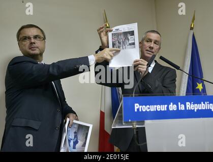 Der französische Staatsanwalt Francois Molins und der Direktor der Pariser Justizpolizei Christian Flaesch bei einer Pressekonferenz, auf der ein Bild des Schützen gezeigt wird, der in der Lobby des französischen Zeitungsbüros Liberation das Feuer eröffnete, Er verletzte einen Assistenten des Fotografen ernsthaft und eröffnete das Feuer vor dem Vorstadthauptsitz der Societe Generale im Geschäftsviertel La Defense, bevor er am 18. November 2013 ein Auto entnahm, um ihn zur Champs-Elysees Avenue zu bringen, heute in Paris, Frankreich. Foto von Mousse/ABACAPRESS.COM Stockfoto