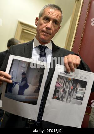 Der französische Staatsanwalt Francois Molins und der Direktor der Pariser Justizpolizei Christian Flaesch bei einer Pressekonferenz, auf der ein Bild des Schützen gezeigt wird, der in der Lobby des französischen Zeitungsbüros Liberation das Feuer eröffnete, Er verletzte einen Assistenten des Fotografen ernsthaft und eröffnete das Feuer vor dem Vorstadthauptsitz der Societe Generale im Geschäftsviertel La Defense, bevor er am 18. November 2013 ein Auto entnahm, um ihn zur Champs-Elysees Avenue zu bringen, heute in Paris, Frankreich. Foto von Mousse/ABACAPRESS.COM Stockfoto