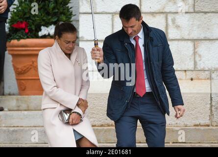 Prinzessin Stephanie von Monaco verlässt die Kathedrale von Monaco nach einer Messe während der offiziellen Feierlichkeiten zum Nationalfeiertag von Monaco in der Kathedrale Notre-Dame-Immaculee de Monaco am 19. November 2013 in Monte-Carlo, Monaco. Foto von Christophe Guibbaud/ABACAPRESS.COM Stockfoto