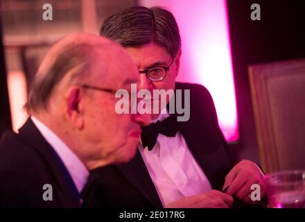 Finanzminister Jack Lew spricht am 20. November 2013 im Smithsonian National Museum of American History in Washington, DC, USA, mit dem ehemaligen Vorsitzenden der US-Notenbank, Ben Bernanke, während eines Abendessens für die Medal of Freedom-Preisträger. Foto von Kevin Dietsch/Pool/ABACAPRESS.COM Stockfoto