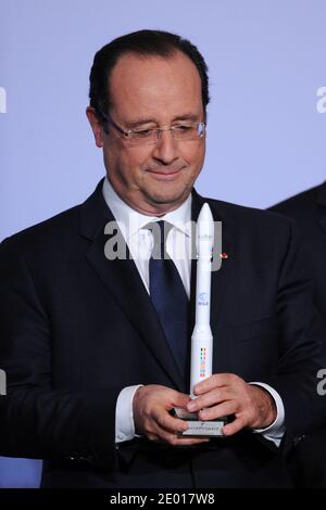 Der französische Präsident Francois Hollande nimmt am 20. November 2013 an einem französisch-italienischen Gipfel in der Villa Madame in Rom Teil. Francois Hollande hält eine Modellrakete Arianespace. Foto von Eric Vandeville/ABACAPRESS.COM Stockfoto