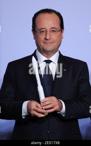 Der französische Präsident Francois Hollande nimmt am 20. November 2013 an einem französisch-italienischen Gipfel in der Villa Madame in Rom Teil. Francois Hollande hält eine Modellrakete Arianespace. Foto von Eric Vandeville/ABACAPRESS.COM Stockfoto