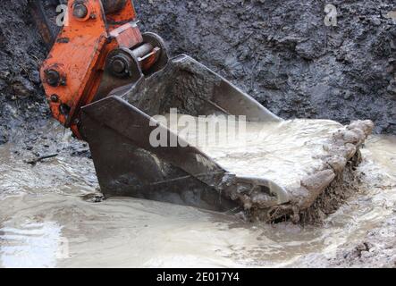 Baggerspuren im Wasser. Reparatur und Ausbau einer Straße im Norden von gattschina, russland. Reportage schießen Stockfoto