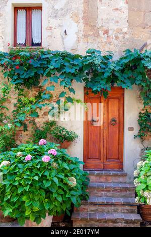 Haustür zu Hause in Pienza, Toskana, Italien Stockfoto