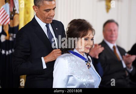 US-Präsident Barack Obama überreicht der Country-Musiklegende Loretta Lynn die Presidential Medal of Freedom am 20. November 2013 im East Room des Weißen Hauses in Washington, DC, USA. Foto von Olivier Douliery/ABACAPRESS.COM Stockfoto