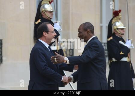 Der französische Präsident Francois Hollande (links) begrüßt seinen guineischen Amtskollegen Alpha Conde am 21. November 2013 im Elysée-Palast in Paris. Foto von Ammar Abd Rabbo/ABACAPRESS.COM Stockfoto