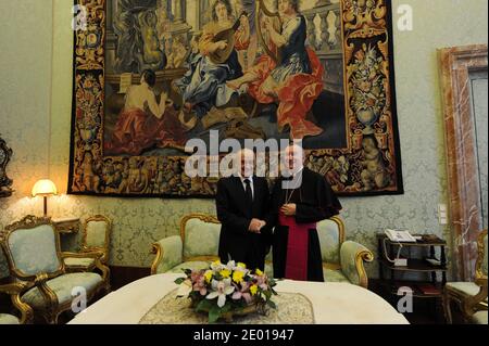 Pietro Parolin (R), der neue Staatssekretär des Vatikans, traf am 22. November 2013 bei einer privaten Audienz im Vatikan den Ministerpräsidenten von Bosnien und Herzegowina Vjekoslav Bevanda. Foto von Eric Vandeville/ABACAPRESS.COM Stockfoto