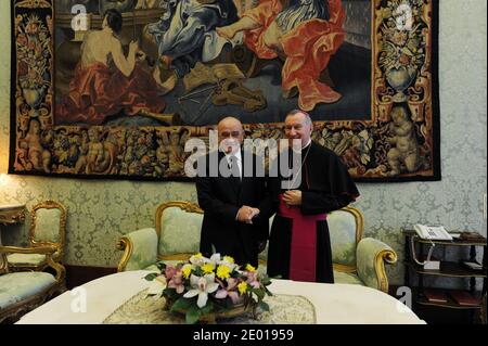 Pietro Parolin (R), der neue Staatssekretär des Vatikans, traf am 22. November 2013 bei einer privaten Audienz im Vatikan den Ministerpräsidenten von Bosnien und Herzegowina Vjekoslav Bevanda. Foto von Eric Vandeville/ABACAPRESS.COM Stockfoto