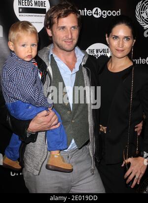 Schauspieler Josh Lucas mit seiner Frau Jessica Henriquez und ihrem Sohn Noah besuchen am 22. November 2013 die Premiere von David Guettas neuem Musikvideo "One Voice" vor dem Hauptsitz der Vereinten Nationen in New York City, NY, USA. Foto von Charles Guerin/ABACAPRESS.COM. Stockfoto