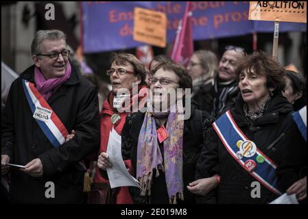 Der nationale Sekretär der Kommunistischen Partei Frankreichs (PCF), Pierre Laurent (L), Co-Vorsitzende der Partei Front de Gauche, Martine Billard (C), während einer Demonstration für die Abschaffung der Prostitution und die Beseitigung der Gewalt gegen Frauen, die vom Women Rights National Collective am 23. November 2013 in Paris, Frankreich, aufgerufen wurde. Foto von Renaud Khanh/ABACAPRESS.COM Stockfoto