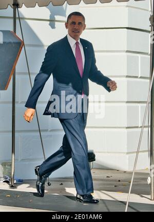 US-Präsident Barack Obama verlässt das Weiße Haus in Washington, DC, USA, am Sonntag, 24. November 2013. Der Präsident wird Seattle, San Francisco und Los Angeles besuchen, bevor er Dienstag Abend zurückkehrt. Foto von Ron Sachs/Pool/ABACAPRESS.COM Stockfoto