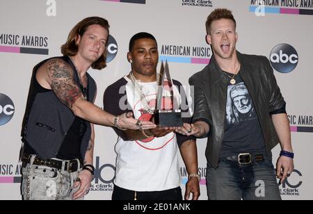 Nelly mit den Sängern Tyler Hubbard und Brian Kelley von Florida Georgia Line posieren im Presseraum während der American Music Awards 2013 im Nokia Theater in Los Angeles, CA, USA am 24. November 2013. Foto von Lionel Hahn/ABACAPRESS.COM Stockfoto