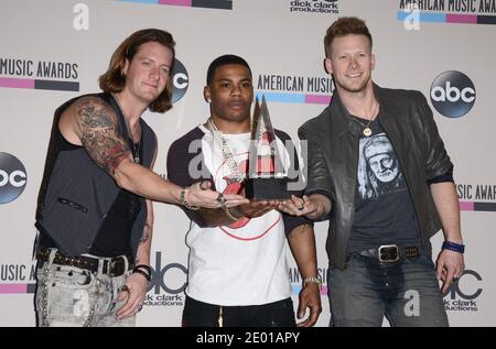 Nelly mit den Sängern Tyler Hubbard und Brian Kelley von Florida Georgia Line posieren im Presseraum während der American Music Awards 2013 im Nokia Theater in Los Angeles, CA, USA am 24. November 2013. Foto von Lionel Hahn/ABACAPRESS.COM Stockfoto