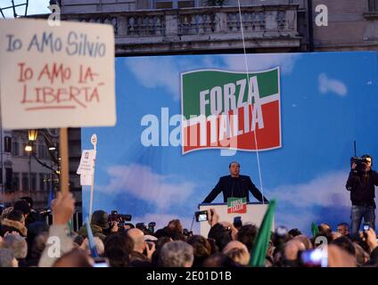 Italiens ehemaliger Ministerpräsident Silvio Berlusconi hält am 27. November 2013 in Rom, Italien, eine Rede vor Unterstützern außerhalb seines privaten Wohnsitzes, dem Palazzo Grazioli, kurz nachdem der italienische Senat nach seiner Verurteilung wegen Steuerbetrugs beschlossen hatte, ihn aus dem parlament zu vertreiben. Foto von Eric Vandeville/ABACAPRESS.COM Stockfoto