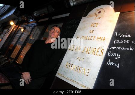 Der Komiker, Produzent und Drehbuchautor Bruno Gaccio verlässt am 28. November 2013 eine Pressekonferenz im Café du Croissant in Paris, Frankreich, um eine neue politische Partei namens New Deal (Nouvelle Donne) vorzustellen. Neue Deal-Kandidaten werden an den Europawahlen im Mai 2014 teilnehmen, um "vor der PS [Französische Sozialistische Partei] zu gewinnen und als Weckruf zu dienen". Foto von Mousse/ABACAPRESS.COM Stockfoto