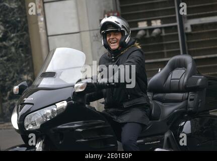 Der Komiker, Produzent und Drehbuchautor Bruno Gaccio verlässt am 28. November 2013 eine Pressekonferenz im Café du Croissant in Paris, Frankreich, um eine neue politische Partei namens New Deal (Nouvelle Donne) vorzustellen. Neue Deal-Kandidaten werden an den Europawahlen im Mai 2014 teilnehmen, um "vor der PS [Französische Sozialistische Partei] zu gewinnen und als Weckruf zu dienen". Foto von Mousse/ABACAPRESS.COM Stockfoto