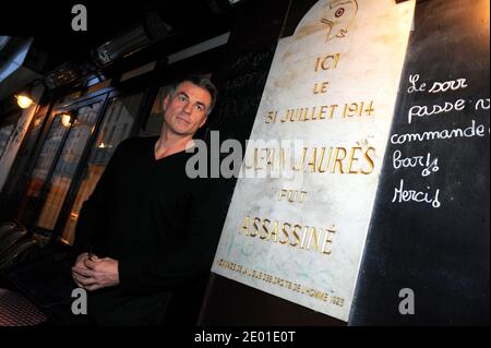 Der Komiker, Produzent und Drehbuchautor Bruno Gaccio verlässt am 28. November 2013 eine Pressekonferenz im Café du Croissant in Paris, Frankreich, um eine neue politische Partei namens New Deal (Nouvelle Donne) vorzustellen. Neue Deal-Kandidaten werden an den Europawahlen im Mai 2014 teilnehmen, um "vor der PS [Französische Sozialistische Partei] zu gewinnen und als Weckruf zu dienen". Foto von Mousse/ABACAPRESS.COM Stockfoto