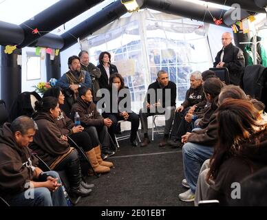 US-Präsident Barack Obama trifft sich am Freitag, den 29. November 2013, in Washington, DC, USA, mit Menschen, die am Fast for Families in der National Mall zur Unterstützung der Einwanderungsreform teilnehmen. Foto von Leslie E. Kossopf/Pool/ABACAPRESS.COM Stockfoto