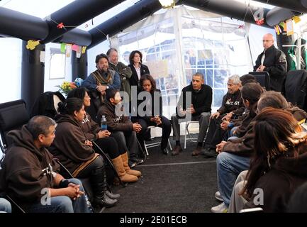 US-Präsident Barack Obama trifft sich am Freitag, den 29. November 2013, in Washington, DC, USA, mit Menschen, die am Fast for Families in der National Mall zur Unterstützung der Einwanderungsreform teilnehmen. Foto von Leslie E. Kossopf/Pool/ABACAPRESS.COM Stockfoto