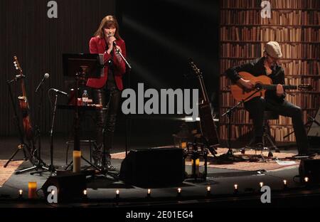 EMBARGO FÜR WEB UND APPS IN FRANKREICH BIS DEZEMBER 14 - EXKLUSIV. Carla Bruni spielt live während ihres Konzerts im Theater du Casino in Bordeaux, Südwestfrankreich am 29. November 2013. Der Ehemann des Sängers, der ehemalige französische Präsident Nicolas Sarkozy, lud den Bürgermeister von Bordeaux Alain Juppe und seine Frau Isabelle zum Konzert ein. Foto von Bernard-Cottereau-Salinier/ABACAPRESS.COM Stockfoto