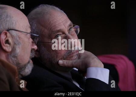 Der amerikanische Ökonom und Professor an der Columbia University, ehemaliger Senior Vice President und Chief Economist der Weltbank, ein New-Keynesian Ökonom, Joseph Eugene Stiglitz nimmt an einer Konferenz über die soziale und interdependent Wirtschaft im Palace Brongniart, in Paris, Frankreich, am 30. November 2013. Foto von Stephane Lemouton/ABACAPRESS.COM Stockfoto