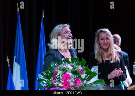 Marine Le Pen, Parteivorsitzende der rechtsextremen Front National (FN), winkt den Anhängern zu, während Marion Marechal-Le Pen bei einem Treffen in Mazan, Südfrankreich, am 30. November 2013 zuschaut. Foto von Jean-Christophe Roy/ABACAPRESS.COM Stockfoto