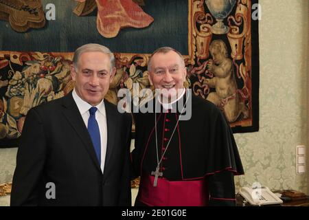 Der Vatikanische Staatssekretär Pietro Parolin (R) trifft sich am 2. Dezember 2013 mit dem israelischen Ministerpräsidenten Benjamin Netanjahu im Vatikan. Foto von ABACAPRESS.COM Stockfoto