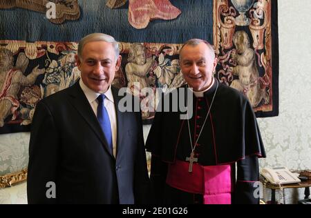 Der Vatikanische Staatssekretär Pietro Parolin (R) trifft sich am 2. Dezember 2013 mit dem israelischen Ministerpräsidenten Benjamin Netanjahu im Vatikan. Foto von ABACAPRESS.COM Stockfoto