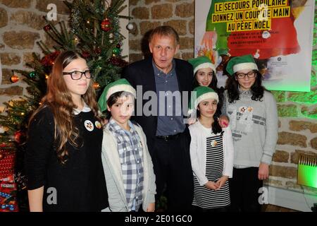 Patrick Poivre d'Arvor, der am 02. Dezember 2013 am Sitz des Vereins in Paris, Frankreich, an der Einführung der Kampagne "Les Peres Noel Verts" von Le Secours Populaire teilnahm. Foto von Alban Wyters/ABACAPRESS.COM Stockfoto