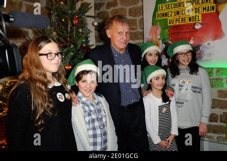 Patrick Poivre d'Arvor, der am 02. Dezember 2013 am Sitz des Vereins in Paris, Frankreich, an der Einführung der Kampagne "Les Peres Noel Verts" von Le Secours Populaire teilnahm. Foto von Alban Wyters/ABACAPRESS.COM Stockfoto