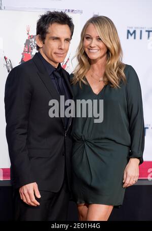 Der Schauspieler Ben Stiller posiert mit seiner Frau, der Schauspielerin Christine Taylor, als er am 3. Dezember 2013 im TCL Chinese Theatre in Los Angeles, CA, USA mit einer Hand and Footprint Zeremonie geehrt wird. Foto von Lionel Hahn/ABACAPRESS.COM Stockfoto