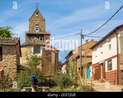 Eine kleine Pause in der Pfarrkirche - Rabanal del Camino, Kastilien und Leon, Spanien Stockfoto