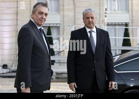 Der algerische Ministerpräsident Abdelmalek Sellal verlässt das Land nach einem Treffen mit dem französischen Präsidenten Francois Hollande am 5. Dezember 2013 im Präsidentenpalast Elysee in Paris. Foto von Stephane Lemouton/ABACAPRESS.COM Stockfoto