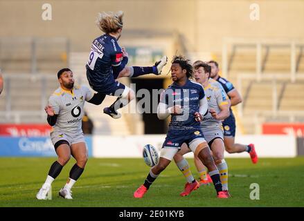 Sale Sharks Scrum-half FAF De Klerk nimmt einen akrobatischen Fang Während des Gallagher Premiership Rugby Spiels Sale Sharks -V- Wespen Im AJ Bell Stadion Stockfoto