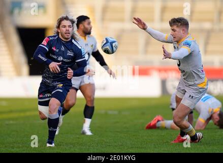 Wespen fliegen-halb Charlie Atkinson versuchte, einen Pass zu blockieren Sale Sharks Scrum-half FAF De Klerk während der Gallagher Premiership Rugby Spiel Sale Sharks Stockfoto