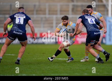 Wespenflanker Thomas Young läuft bei der Sale Sharks Verteidigung während des Gallagher Premiership Rugby Spiels Sale Sharks -V- Wespen im AJ Bell Stadium, Stockfoto