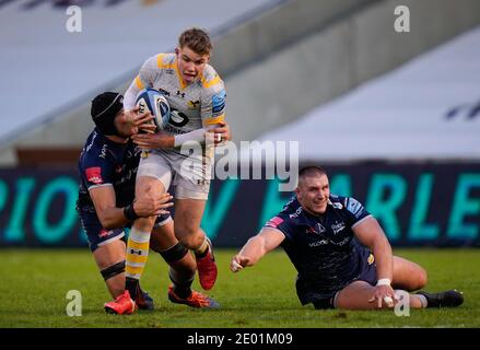 Wespen fliegen-Hälfte Charlie Atkinson läuft durch Sale Sharks Flanker Cobus Wies während der Gallagher Premiership Rugby Spiel Sale Sharks -V- Wespen im Stockfoto