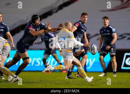 Sale Sharks Lock JP Du Preez dehnt sich aus, um aufzuladen Ein Kick von Wespen Dan Robson während der Gallagher Premiership Rugby Spiel Sale Sharks -V- Wespen Stockfoto